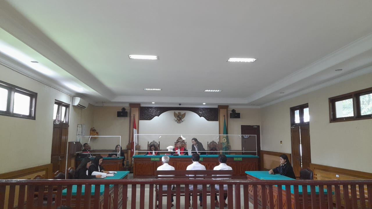 DITUNTUT BERAT: Suasana persidangan kasus asusila yang melibatkan tiga sekawan di  Pengadilan Negeri Singaraja, Senin (29/1/2024).