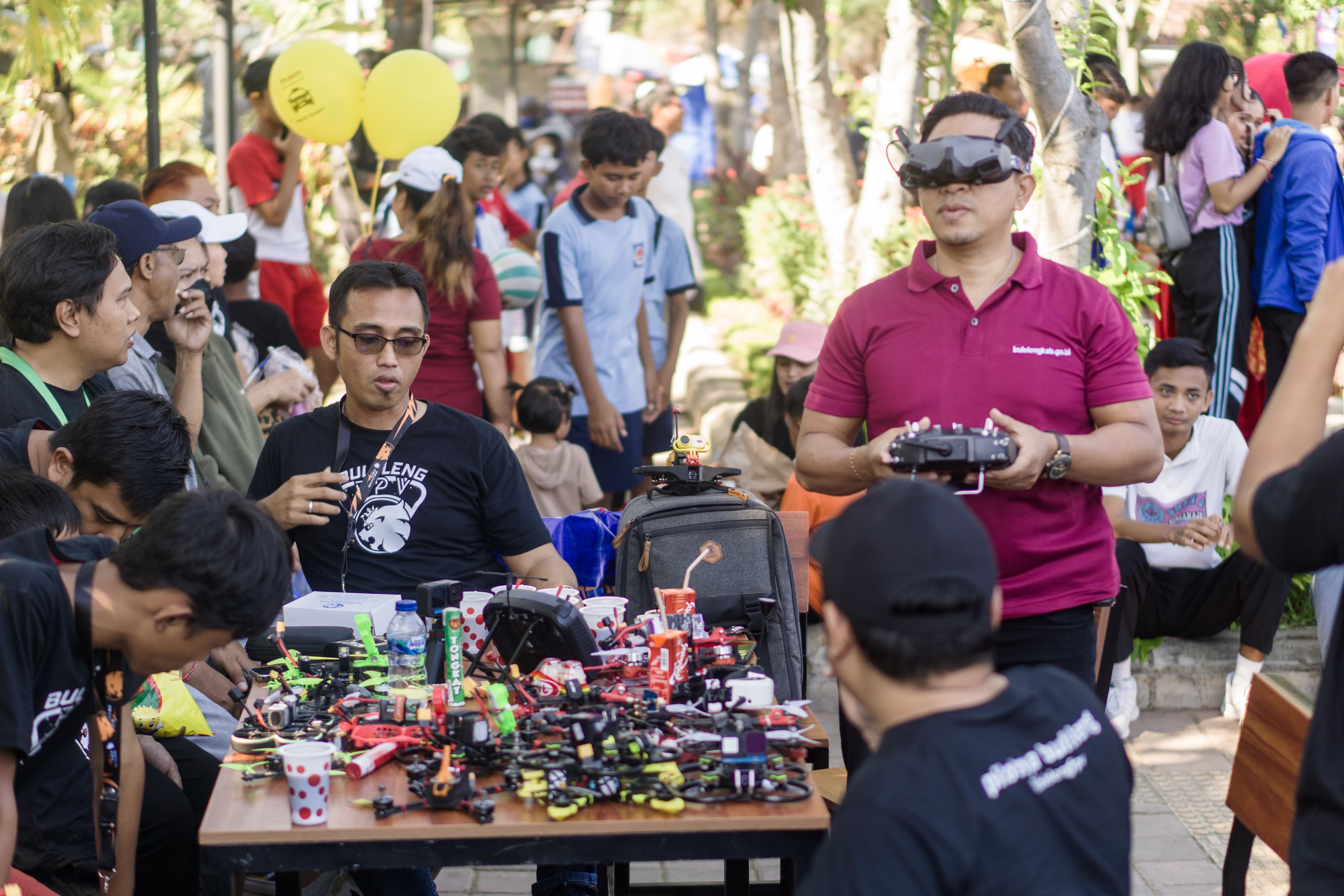 KOMUNITAS DRONE: Anggota Komunitas Buleleng FPV Drone saat berkumpul di Taman Kota Singaraja belum lama ini.