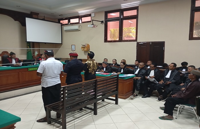 Ketiga saksi saat disumpah untuk memberikan kesaksian yang benar dan fakta. Saksi akhirnya hadir ke persidangan, setelah sebelumnya tidak ada saksi yang datang.