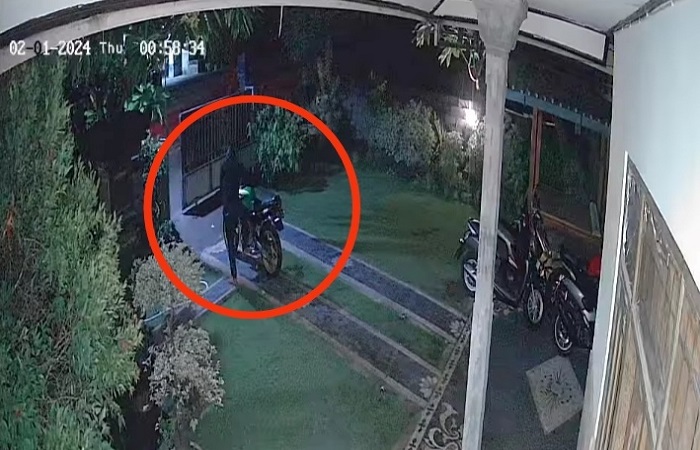 Tangkapan layar rekaman CCTV yang menampilkan pelaku membawa kabur motor di Desa Pemuteran, Kecamatan Gerokgak pada dini hari.