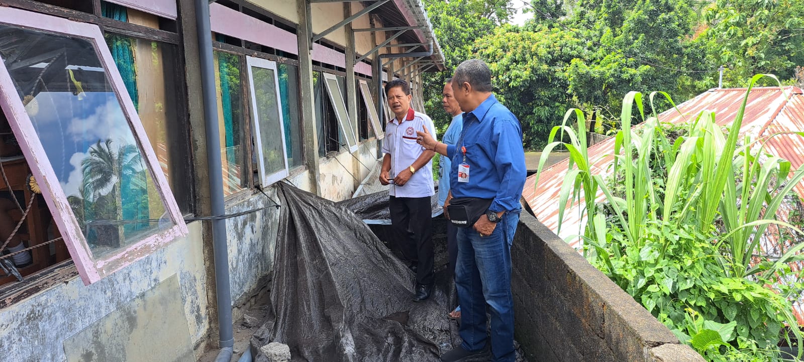 MEMBAHAYAKAN: Kondisi senderan di SDN 2 Tamblang yang jebol.