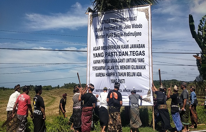 Puluhan warga yang terdampak pembangunan tol Gilimanuk-Mengwi saat melakukan aksi pemasangan baliho pada 14 Januari lalu.