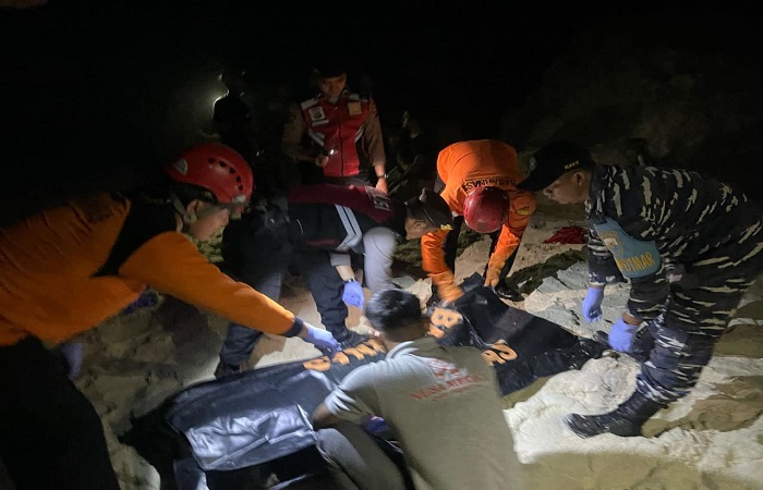 Korban dievakuasi dari dasar tebing Pantai Diamond, Desa Pejukutan, Kecamatan Nusa Penida, Jumat (2/2) kemarin.