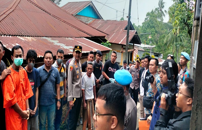 Polres Buleleng saat melakukan penggeledahan rumah Joko si bandar narkoba di Desa Pegayaman, Kecamatan Sukasada,Buleleng. Ia ditangkap saat hendak kabur ke Malang, Jatim melalui Terminal Mengwi.