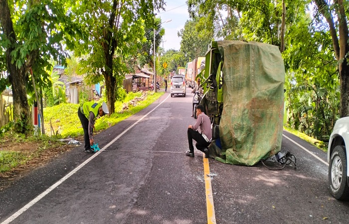 Satlantas Polres Tabanan yang melakukan olah TKP di Jalur Tengkorak Denpasar-Gilimanuk tepatnya di Desa Antosari, Selemadeg Barat Tabanan.