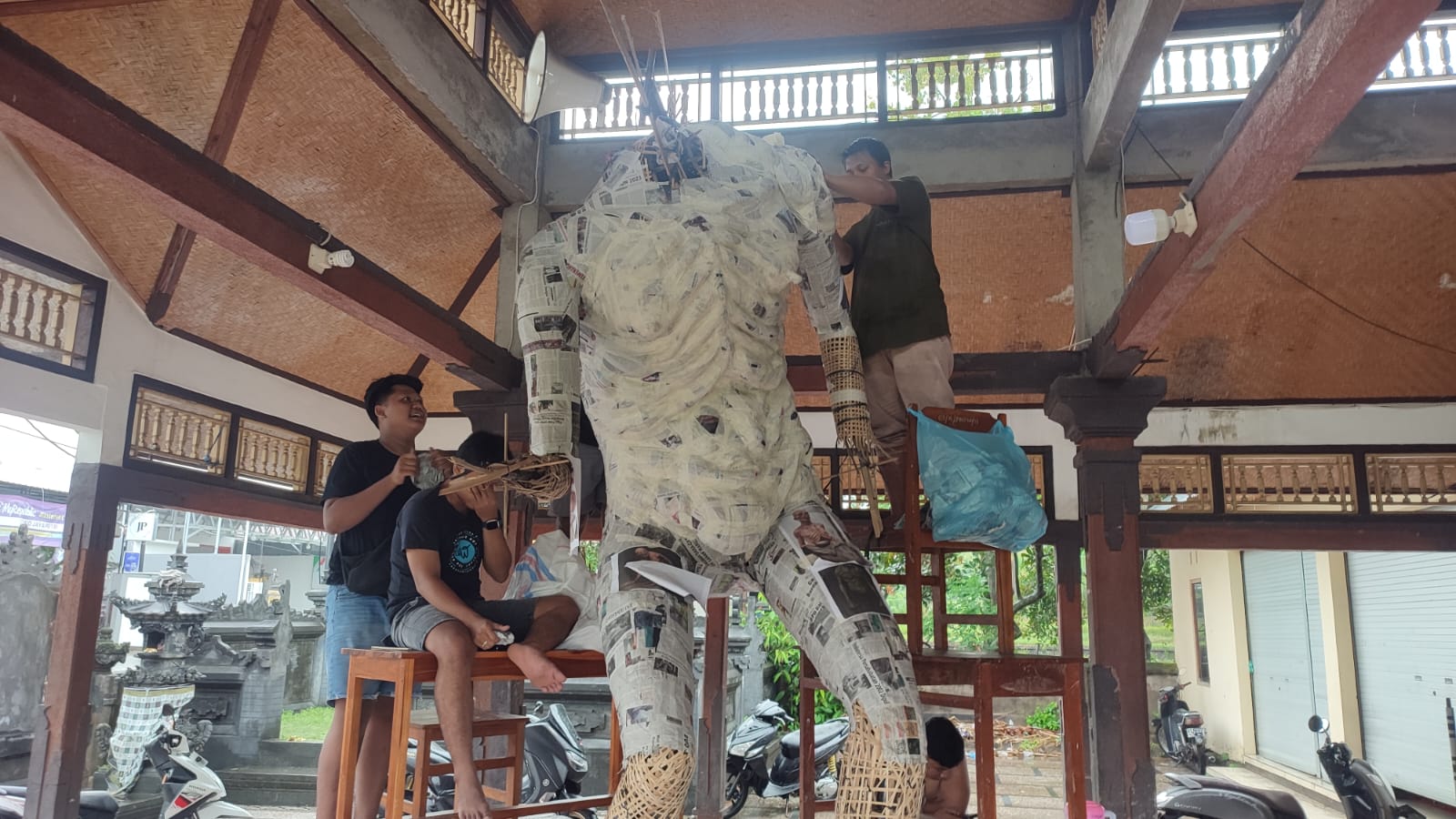 PROSES: Sejumlah anggota ST Abdi Yowana tampak tengah menyelesaikan pembuatan ogoh-ogoh Ki Cambra Berag. Ogoh-ogoh ini memiliki makna agar manusia selalu taat pada Tuhan.