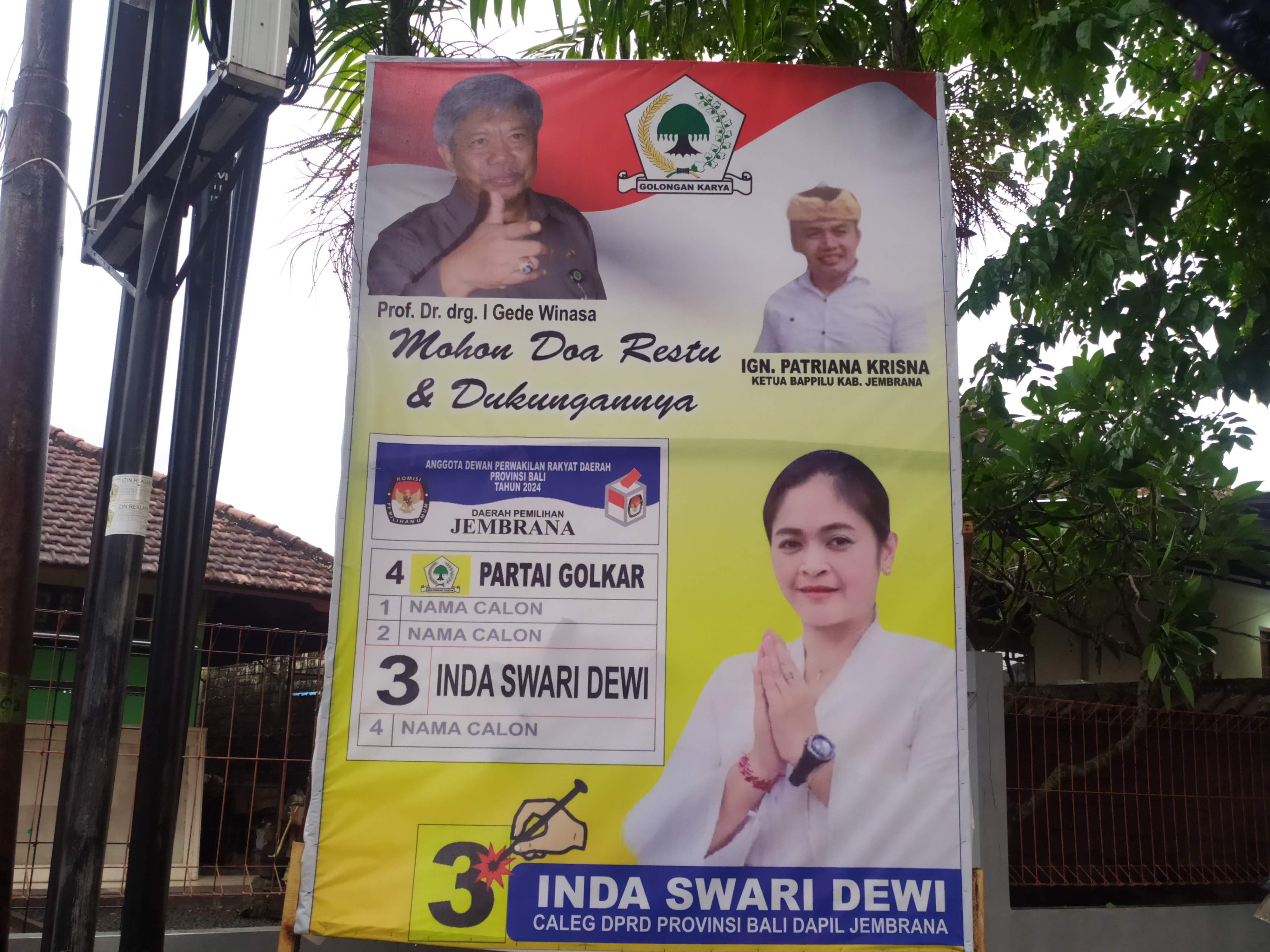 PAJANG FOTO MERTUA: Baliho milik Inda Swari Dewi, memasang foto I Gede Winasa yang juga Mantan Bupati Jembrana.