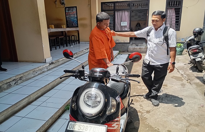 Tersangka Bracuk peragakan menyetubuhi korban di atas motor.
