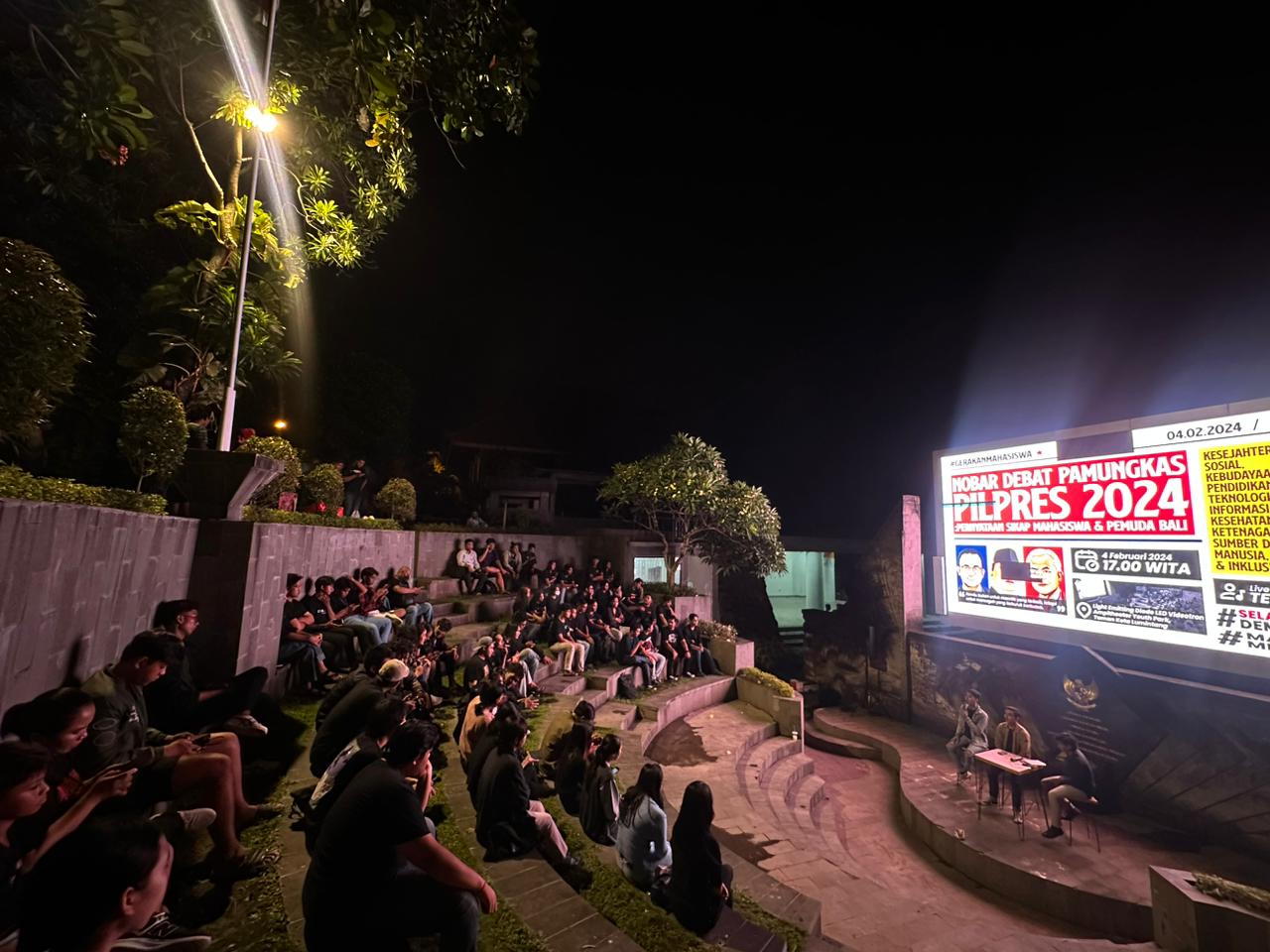 NONTON BARENG: Mahasiswa, pemuda, dan elemen masyarakat sipil nonton bareng debat capres putaran terakhir,