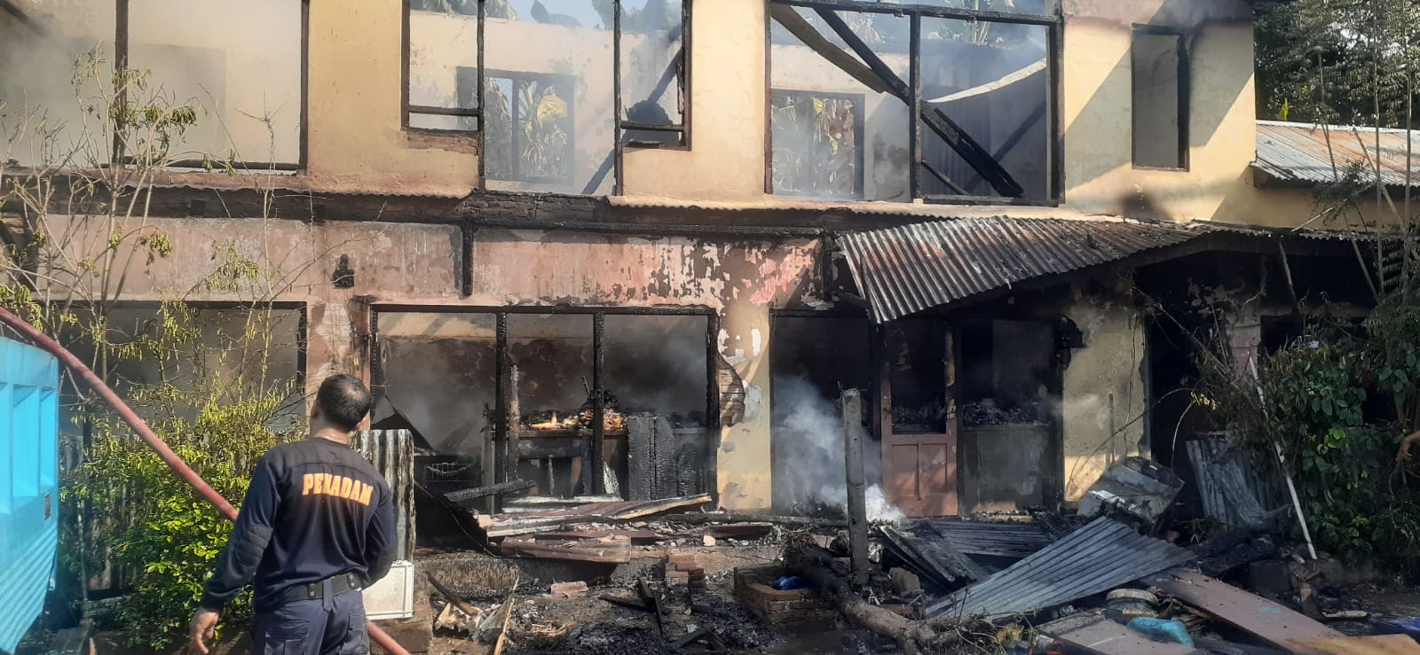 TERSISA PUING: Ruko di Kelurahan Sukasada yang sengaja dibakar.