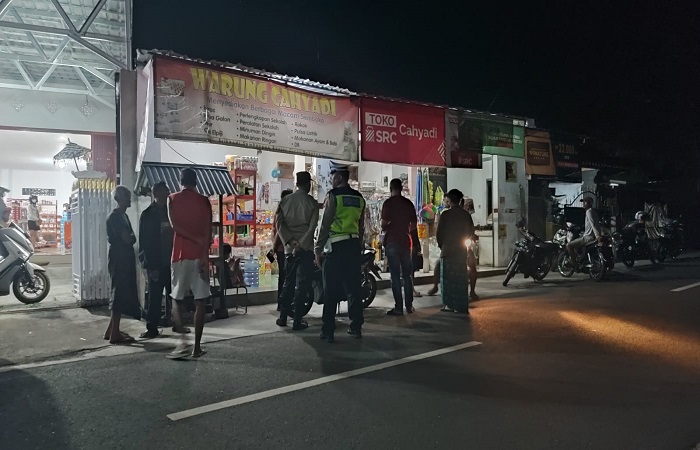 Polisi saat melakukan olah TKP pencurian motor di depan salah satu toko di Desa Sambangan, Kecamatan Sukasada.