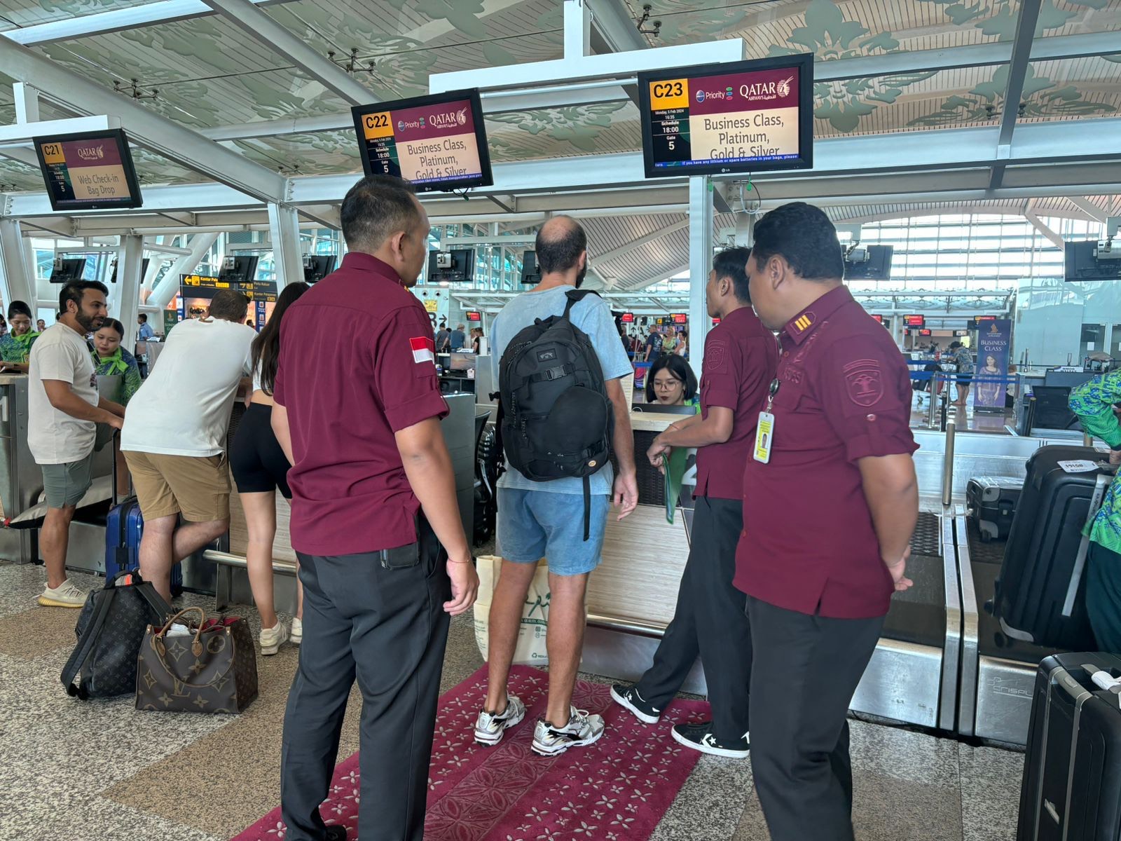 DEPORTASI: Proses deportasi WNA asal Rusia melalui Bandara Ngurah Rai, Denpasar.