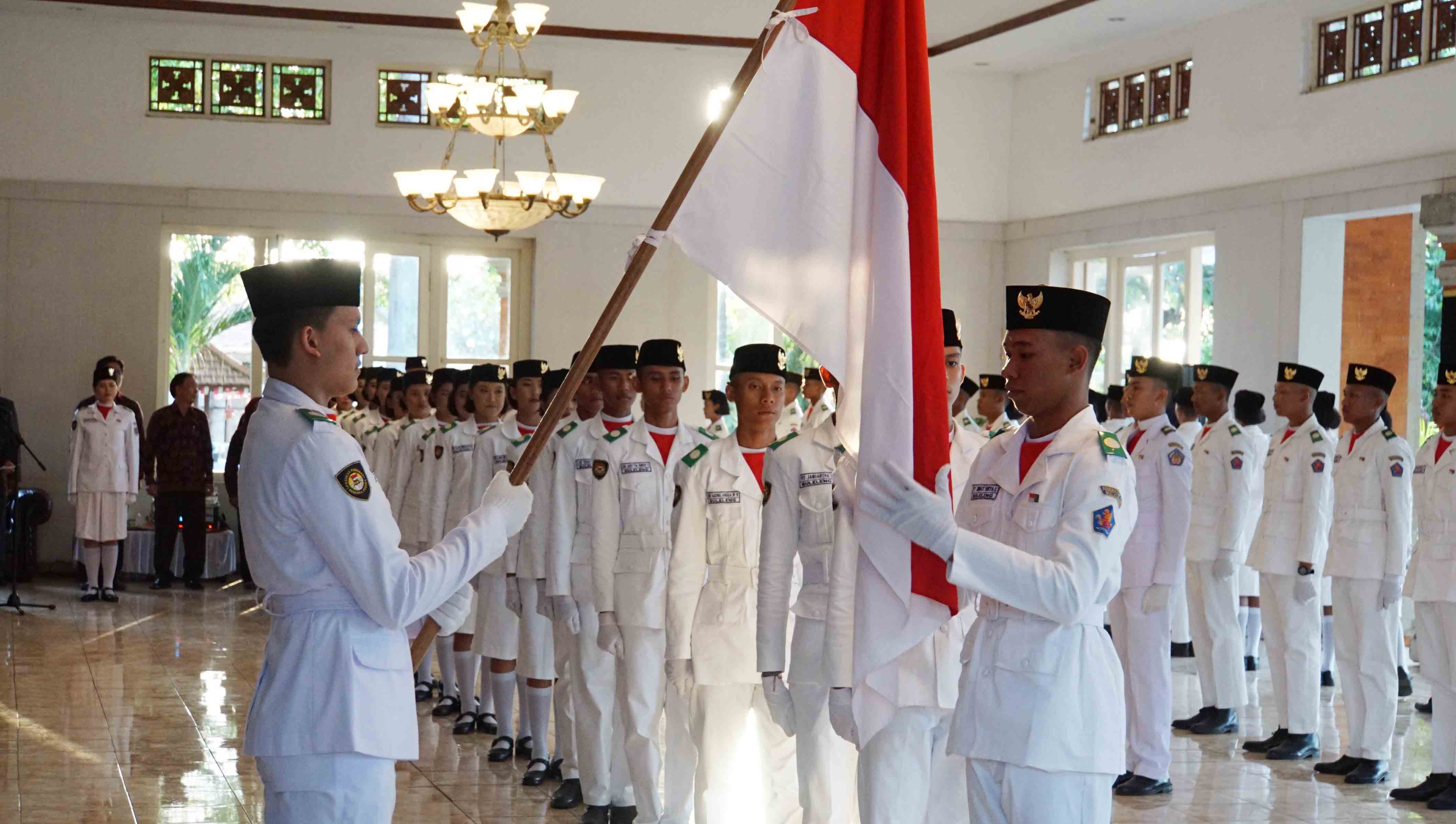 PENGIBAR BENDERA: Pelantikan Pasukan Paskibraka di Lobi Atiti Wisma Kantor Bupati Buleleng pada tahun 2023 lalu.