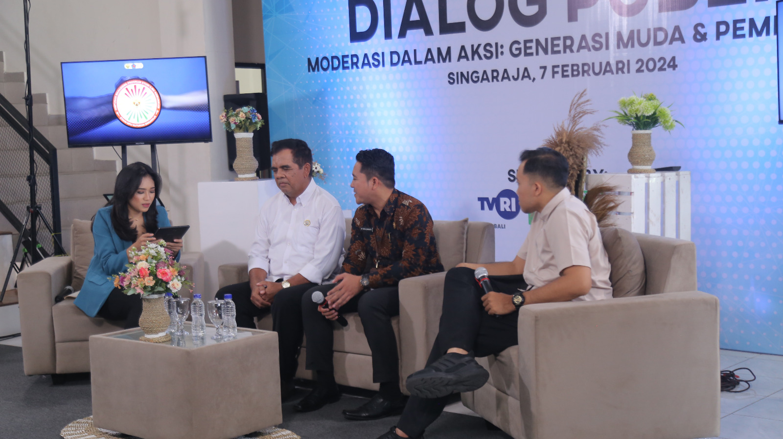 MODERASI BERAGAMA: Dialog mahasiswa STAHN Mpu Kuturan dengan tema &ldquo;Moderasi dalam Aksi, Generasi Muda dan Pemilu Damai&rdquo; di Gedung PLUT Buleleng, Rabu (7/2/2024).