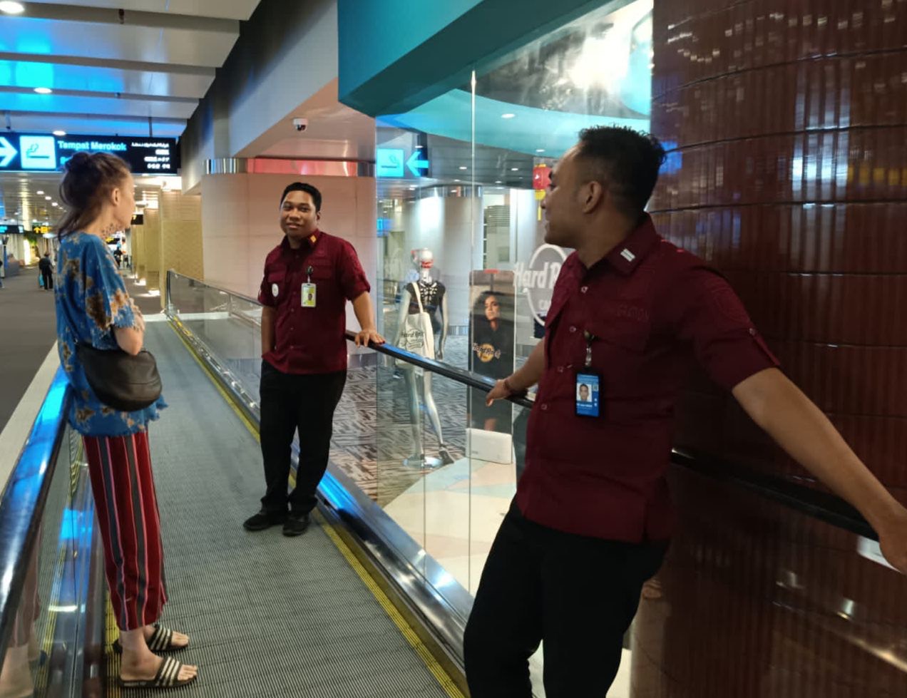 DEPORTASI: Proses deportasi WNA asal Ceko melalui Bandara I Gusti Ngurah Rai.