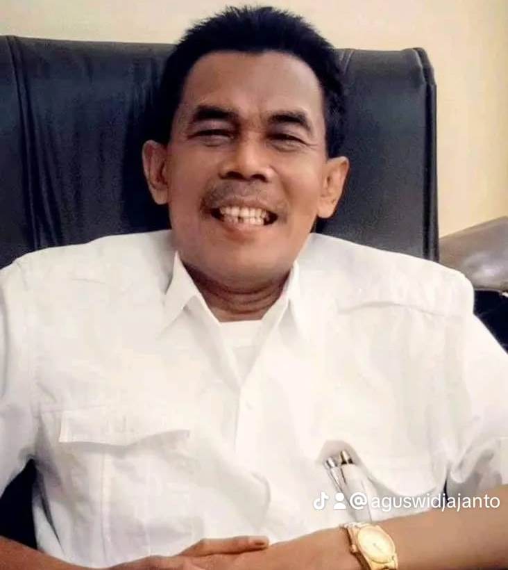 Agus Widjajanto: Praktisi hukum, Penulis dan Pemerhati sospolbud tinggal di Jakarta.