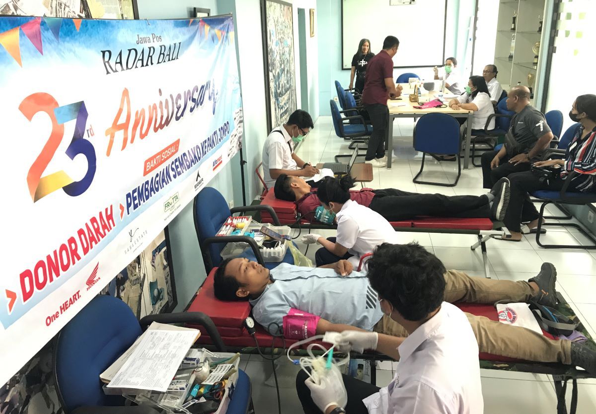 KEMANUSIAAN: Suasana saat donor darah di ruang rapat redaksi Jawa Pos Radar Bali pada Rabu, 7 Februari 2024.