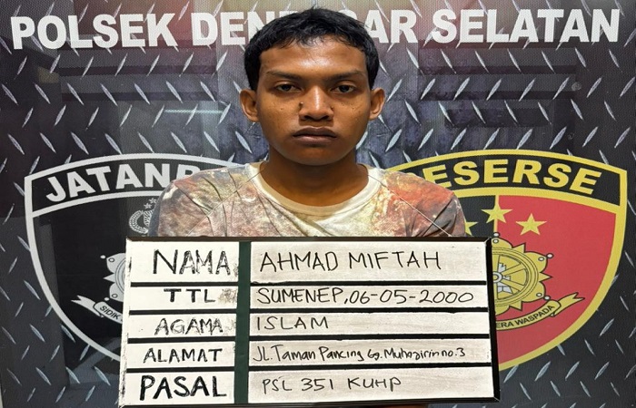 Tersangka Ahmad Miftah, 24, diamankan Polsek Denpasar Selatan. Dia menikam tetangga kosnya.