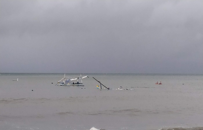 Proses pencarian seorang ABK yang jatuh tenggelam di laut. Kejadainnya di perairan Soka, Selemadeg Tabanan.