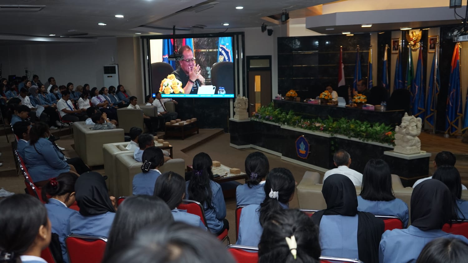 TRI HITA KARANA: Rektor Undiksha Prof. I Wayan Lasmawan saat memberikan kuliah umum tentang tri hita karana.