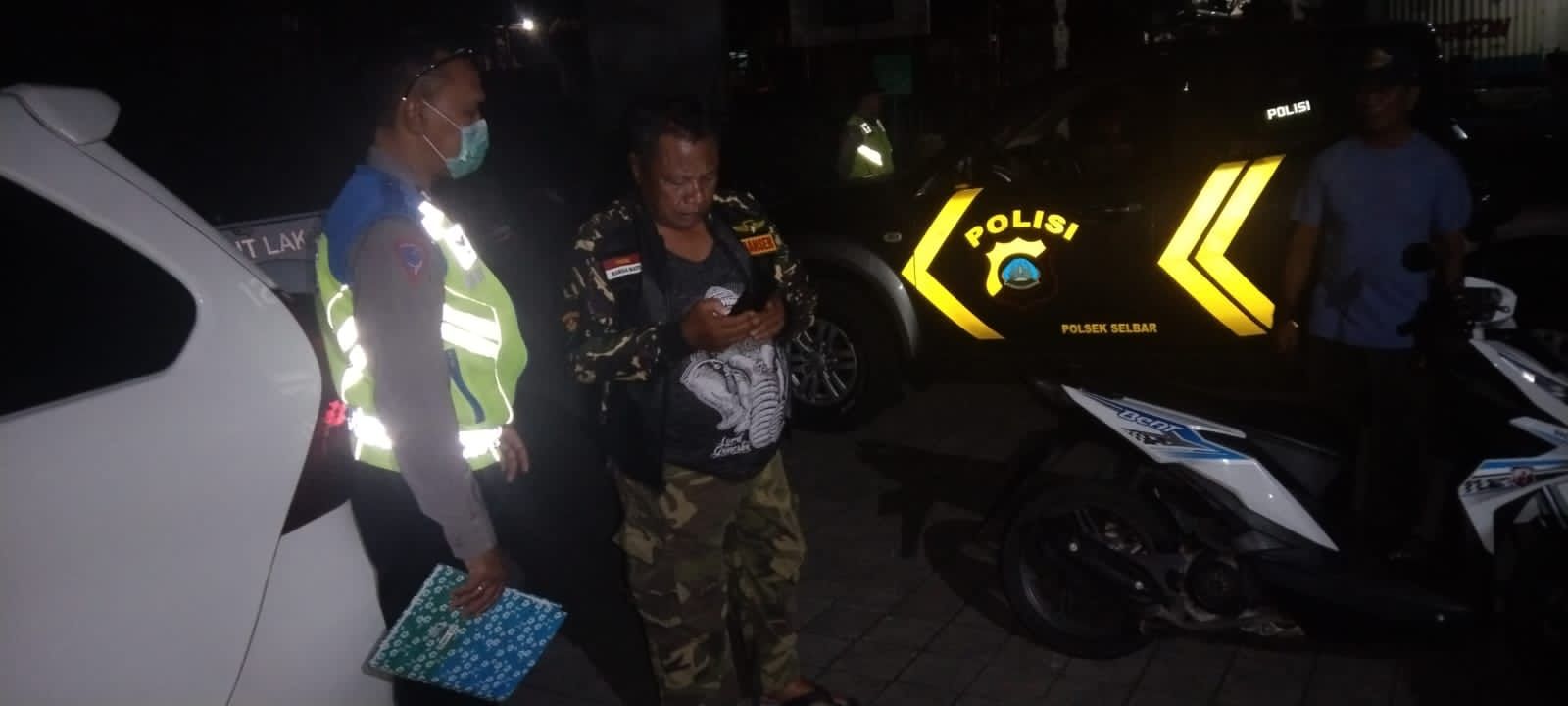 GALI FAKTA: Polisi lalu lintas meminta keterangan saksi terkait peristiwa kecelakaan mobil pikap yang menimpa pengendara sepeda motor.