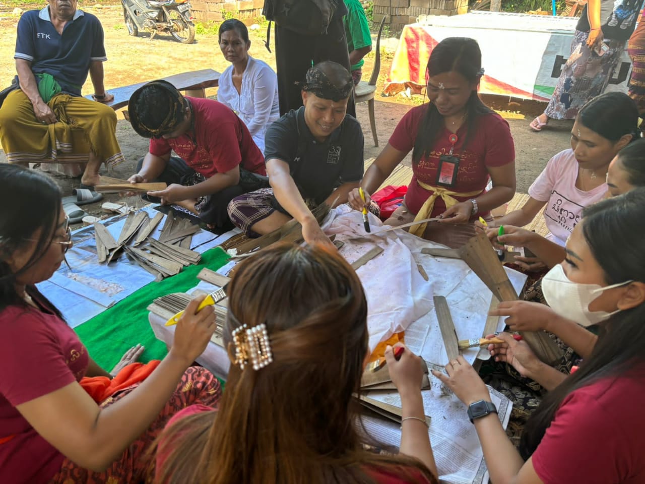 KONSERVASI: Proses konservasi lontar yang dilakukan Penyuluh Bahasa Bali Kabupaten Buleleng di Desa Panji, Kecamatan Sukasada.