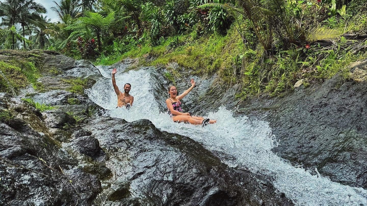 PACU ADRENALINE: Wisatawan mancanegara saat menjajal sensasi waterslide di Desa Lemukih.