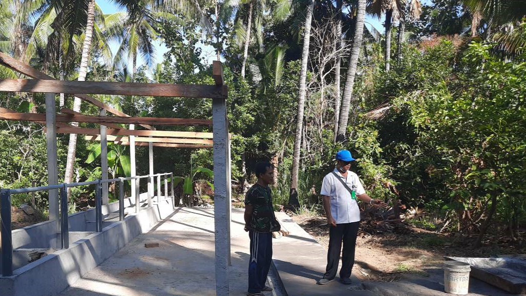 PUPUK ORGANIK: Proses pembangunan kandang koloni ternak sapi di Desa Les, Kecamatan Tejakula. Kandang itu rencananya digunakan untuk lokasi pelihara sapi, sekaligus produksi pupuk organik.