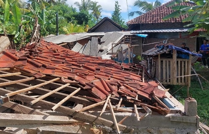 Rumah yang ambruk karena angin dan hujan deras di Desa Cupel, Kecamatan Negara, Bali.
