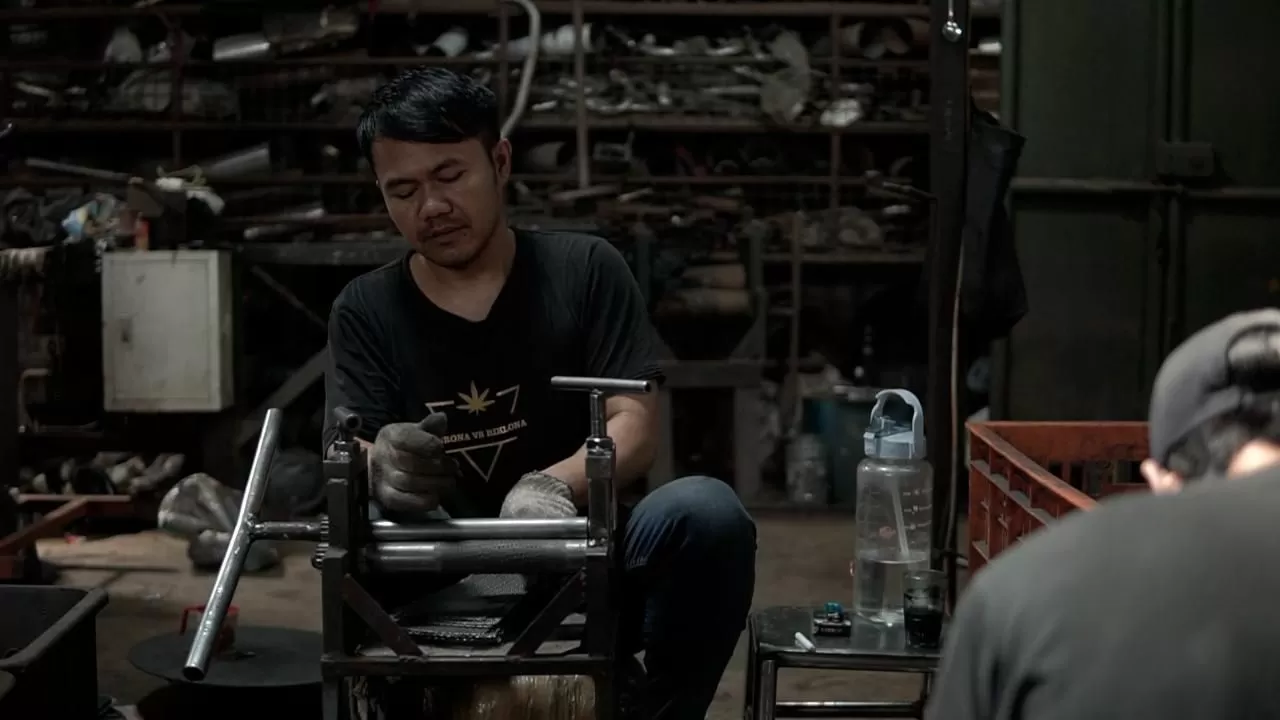 Aktivitas salah satu produsen knalpot lokal.