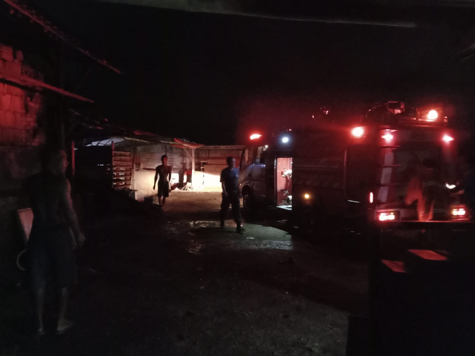 KEBAKARAN: Regu Pemadam Kebakaran Tabanan saat melakukan pemadaman di Desa Nyitdah, Tabanan.