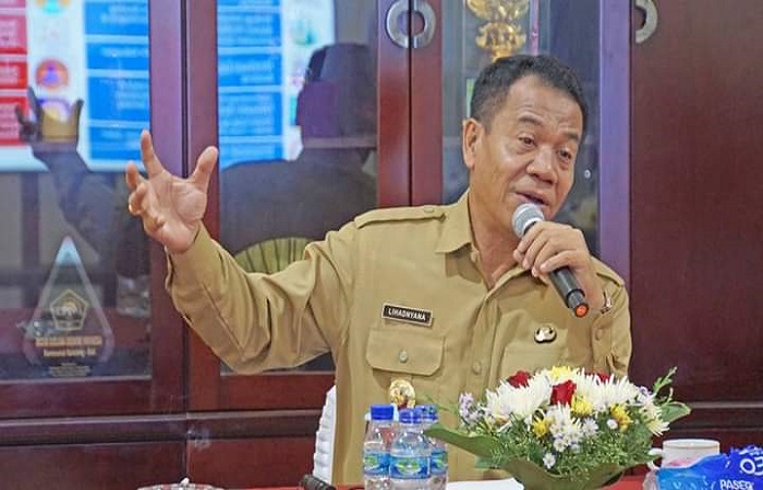 Penjabat (Pj) Bupati Buleleng, Ketut Lihadnyana Pemkab Buleleng imbau jajarannya menjaga kantor masing-masing, sebagai upaya mitigasi kerusuhan pemilu.