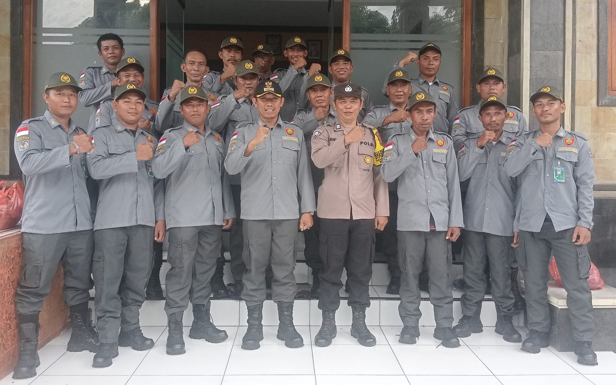 SERAGAM ANYAR: Personel Linmas Desa Tukadmungga, Kecamatan Buleleng, mendapat seragam baru yang akan dikenakan saat mengawal TPS pada Pemilu 2024.