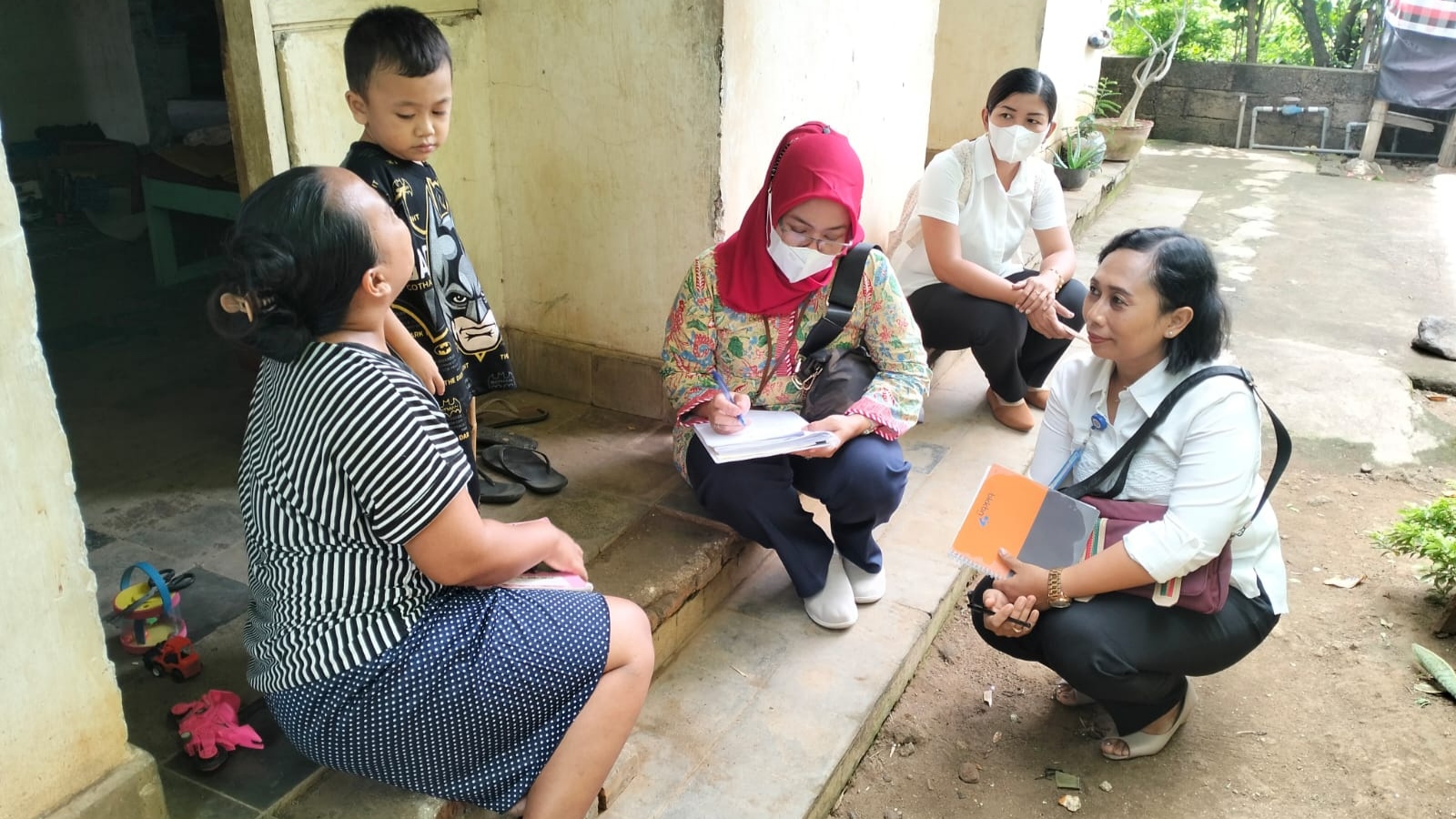 CEGAH STUNTING: Kader pencegahan stunting memantau kondisi kesehatan balita, dengan harapan kasus rawan stunting maupun kasus stunting dapat ditekan.
