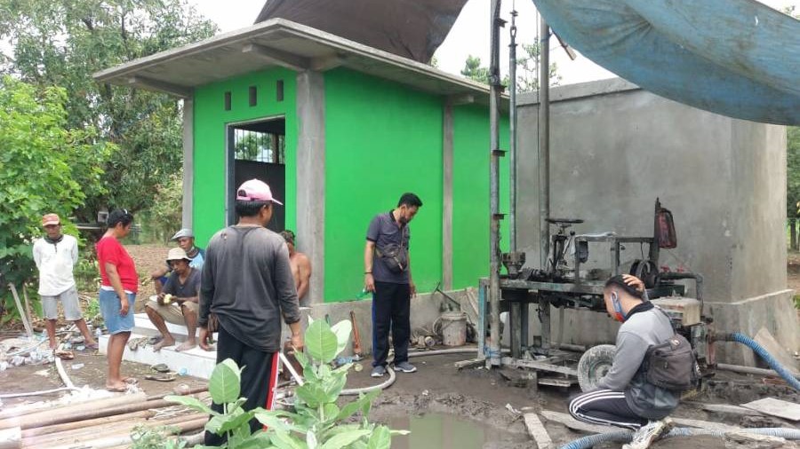 SUMUR BOR: Proses pembuatan sumur bor atau irigasi air tanah dangkal di Desa Sumberkima pada tahun 2022 lalu.