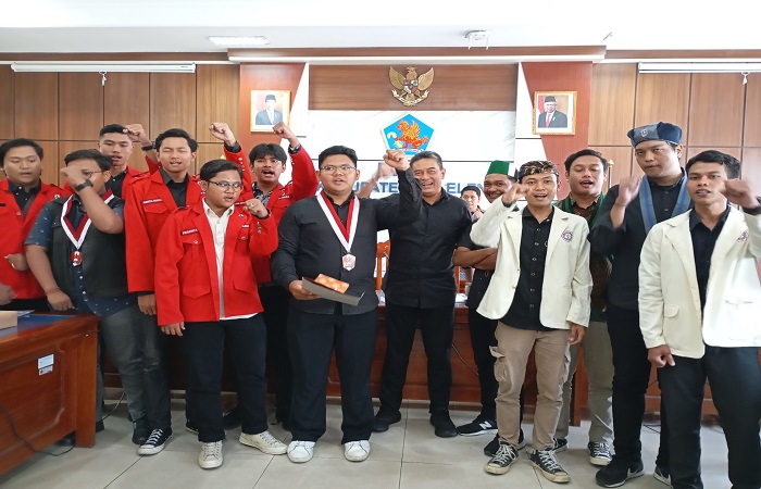 Aksi damai yang dilakukan AMBARA terkait pemilu damai di Gedung DPRD Buleleng. Mereka tegaskan aksi ini bukan pesanan pihak manapun.