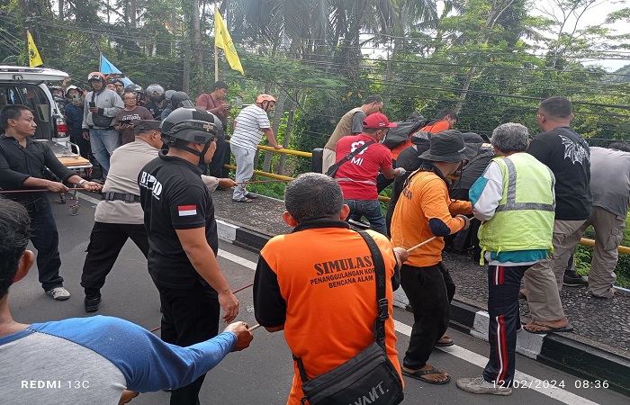 Petugas melakukan evakuasi jasad korban dari dasar sungai.