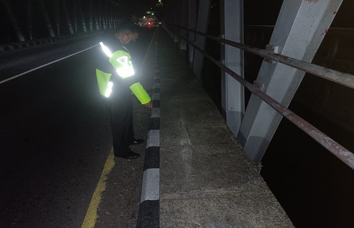 Polisi melakukan olah TKP. Pelajar bernama Andre Riduli tewas mengenaskan usai terpental jatuh ke sungai di jembatan Tukad Petanu, Jalan By Pass Ida Bagus Mantra, dekat Pantai Purnama, desa Ketewel.