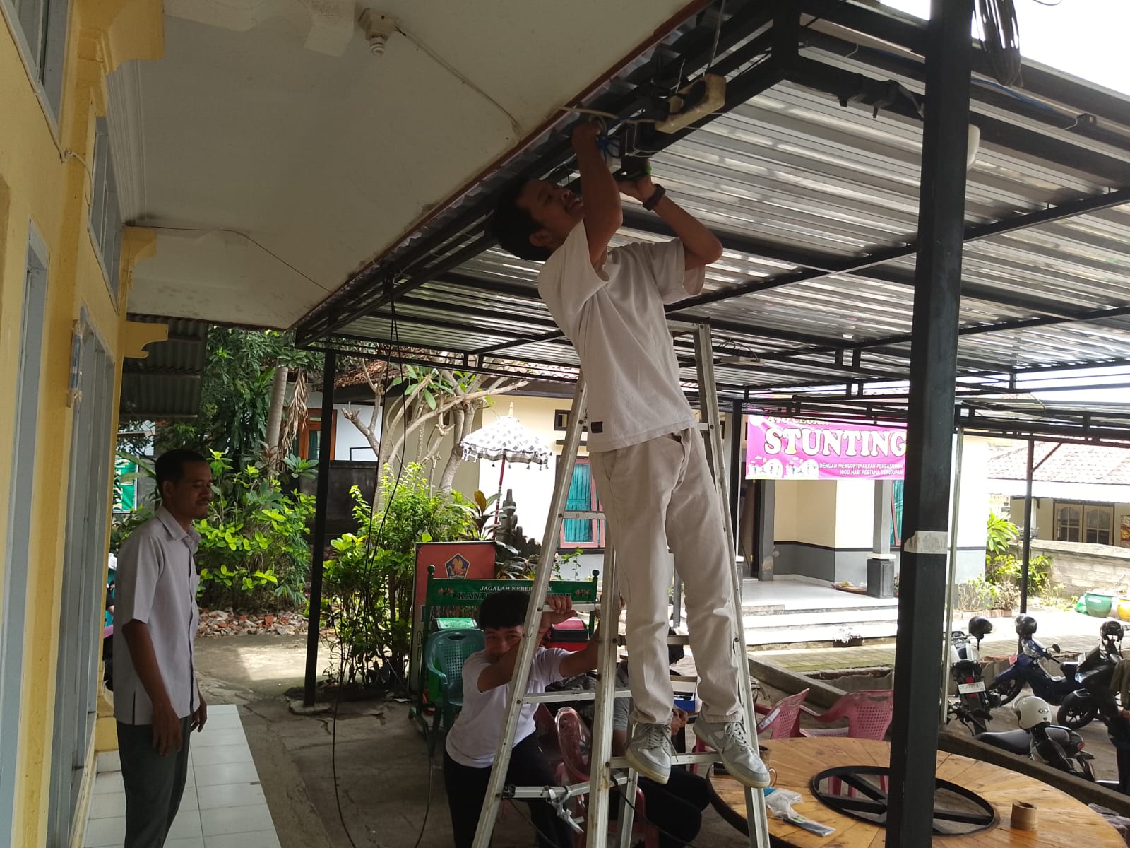 BLANK SPOT: Pemasangan router internet di Desa Sembiran, Kecamatan Tejakula. Di desa tersebut terdapat 4 TPS yang ada di zona blankspot.