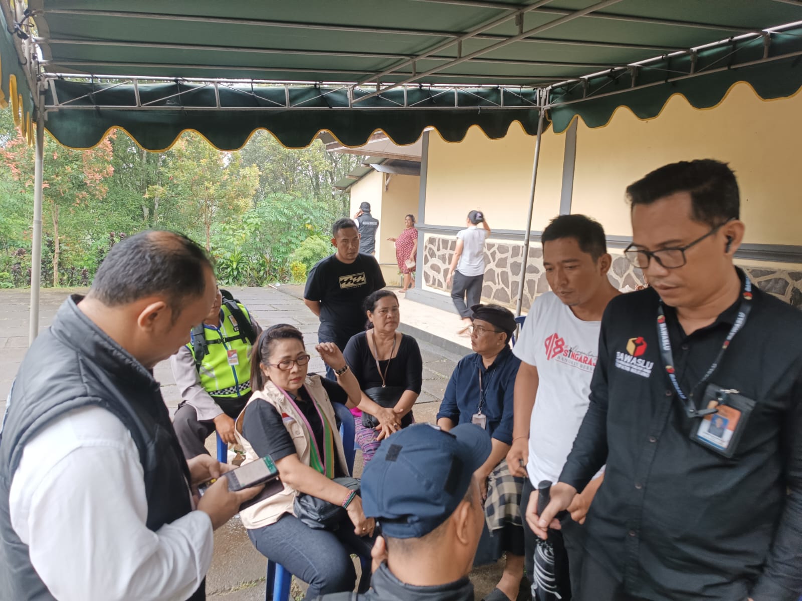 GALI INFORMASI: Komisioner Bawaslu Buleleng dan KPU Buleleng menggali informasi terkait masalah yang terjadi di TPS 5 Desa Pedawa.
