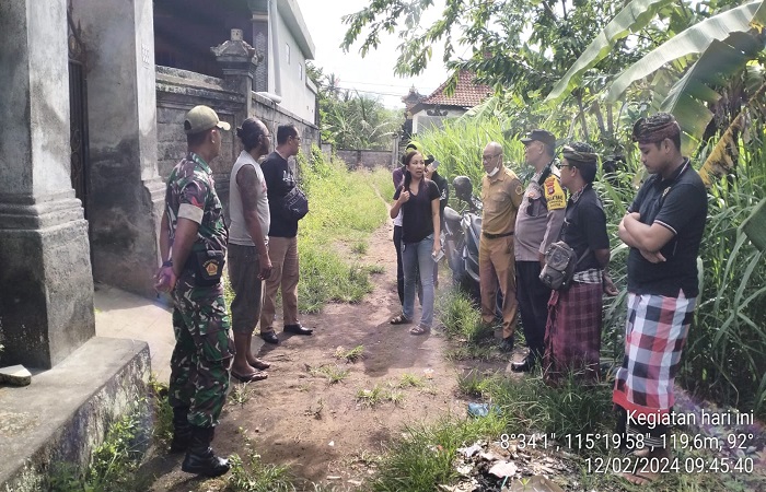 Petugas terkait dan warga saat mendatangi penampungan anjing di Banjar Cebaang, Desa Serongga, Kecamatan Gianyar, Bali.
