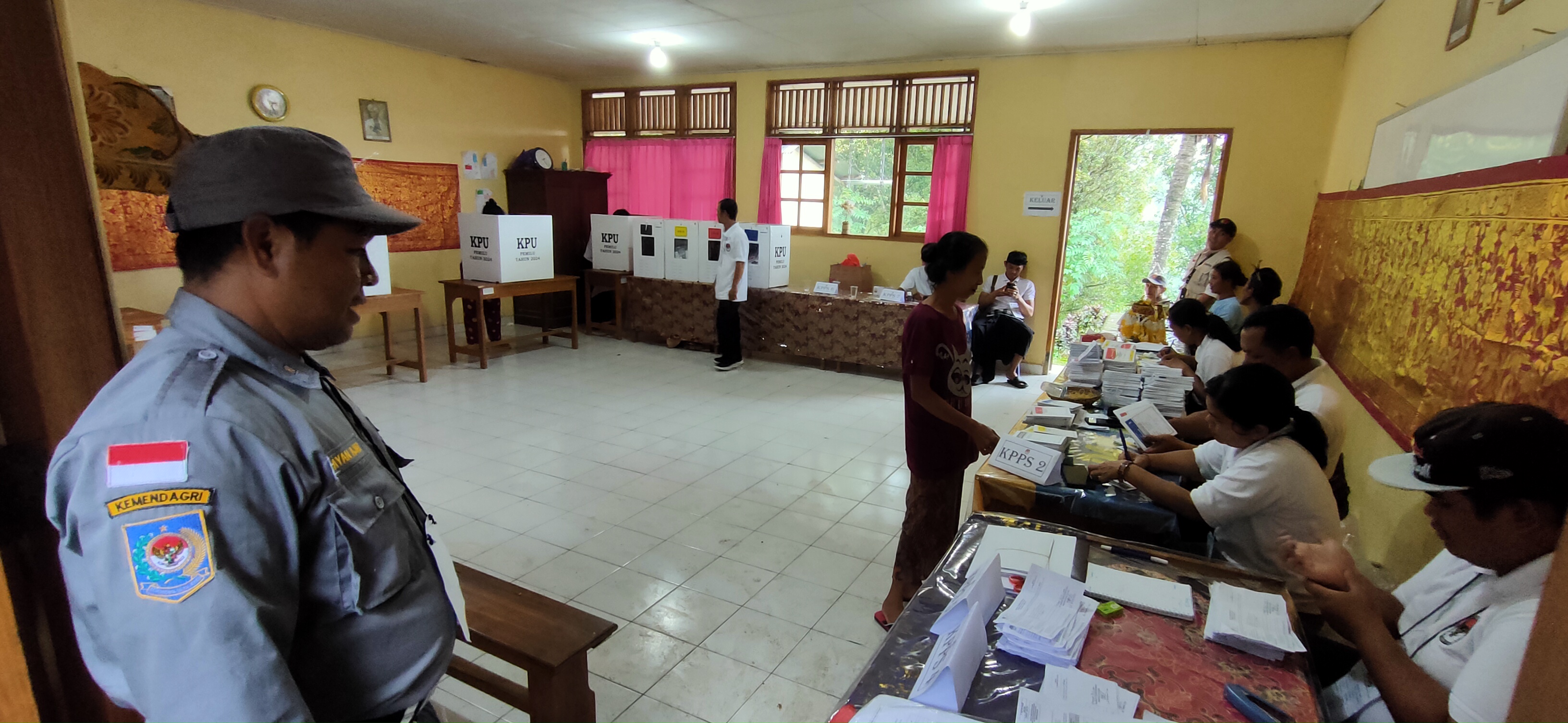 PEMUNGUTAN SUARA ULANG: Suasana di TPS 5 Desa Pedawa, Kecamatan Banjar. Di TPS ini akan dilakukan pemungutan suara ulang.