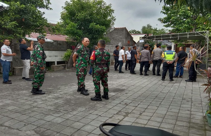Suasana di TPS 5 Kelurahan Banjar Bali, Kecamatan Buleleng pasca pemukulan saksi partai. Kini, antara korban dan pelaku sudah berdamai.