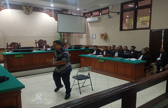 Saksi dari TNBB saat memberikan kesaksian mengenai peristiwa penodaan agama saat Nyepi 2023 lalu di Desa Sumberklampok, Kecamatan Gerokgak, Kabupaten Buleleng.