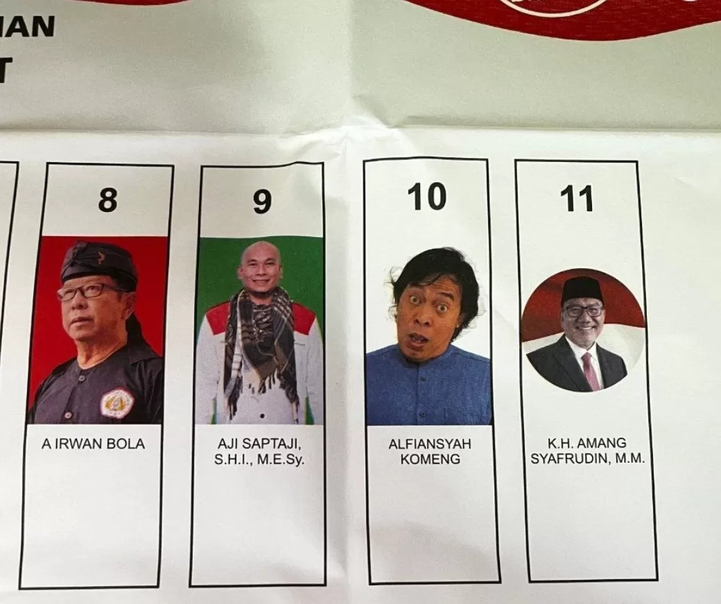 Surat suara menampilkan foto Komeng (dua dari Kanan) yang bergaya nyeleneh di surat suara.