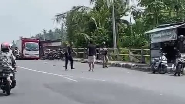 BAKU HANTAM: Screenshot baku hantam di Klungkung.