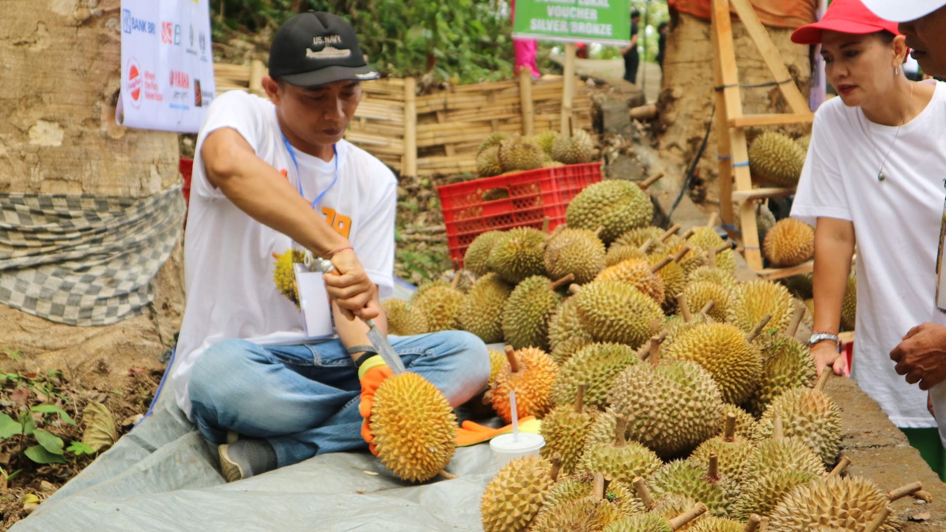 MELIMPAH: Durian pada salah satu acara pesta durian di Buleleng. Biji durian akan diolah sebagai pencegah stunting.