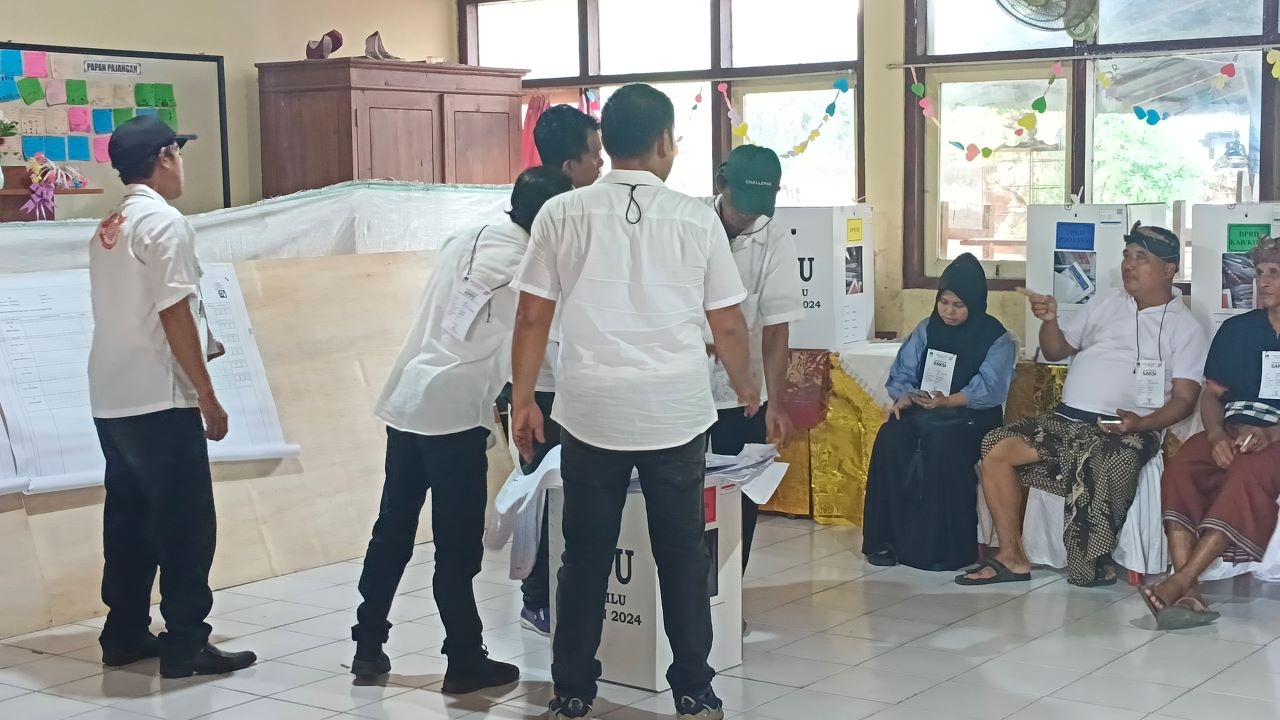 PEMUNGUTAN SUARA ULANG: Suasana rekapitulasi suara di TPS 5 Desa Temukus. TPS ini akan menggelar pemungutan suara ulang pada Selasa (20/2/2024).
