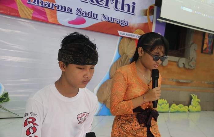 Siswa SLB tampak antusias mengikuti lomba Bulan Bahasa Bali VI 2024 di SLB Negeri 1 Singaraja.