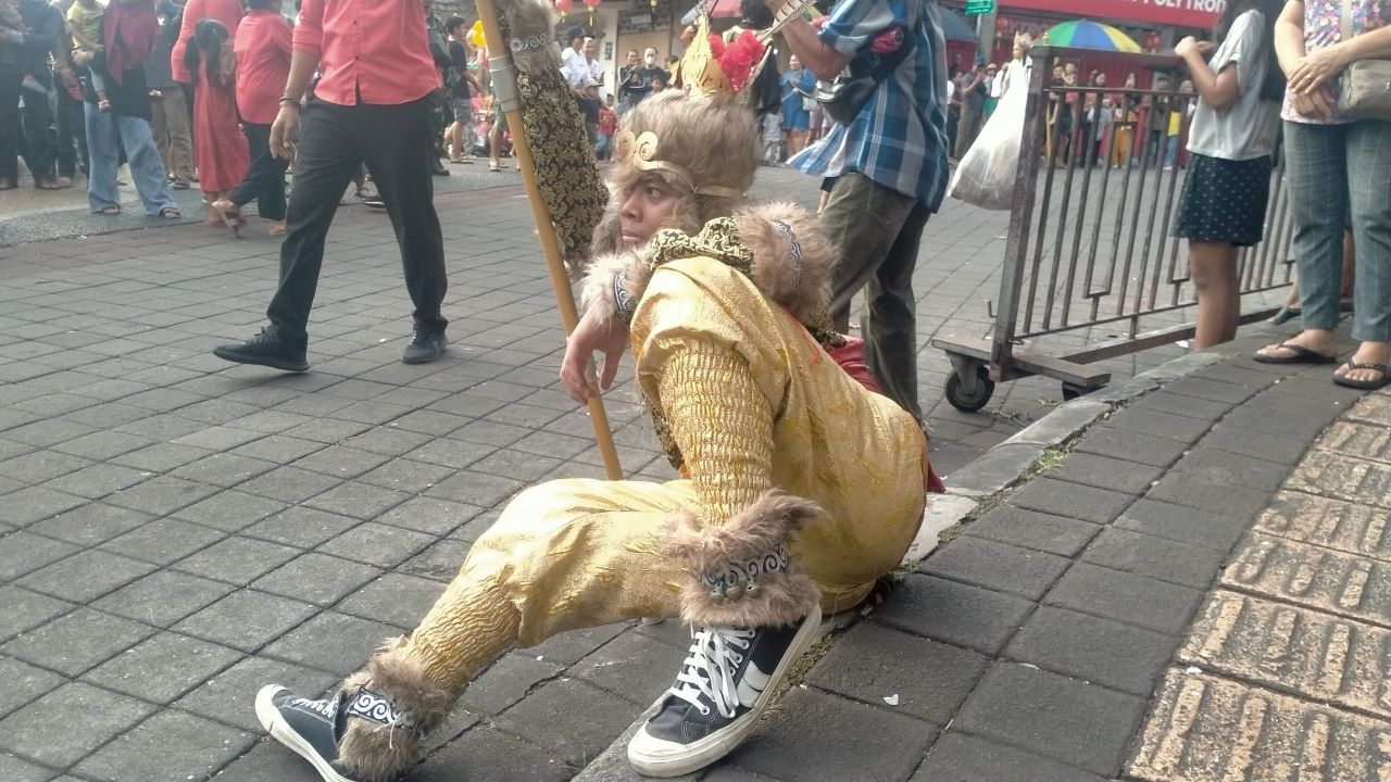 Pemuda Tionghoa yang memakai kostum kera saksi saat festival Imlek dengan masuk ke pasar Tabanan.